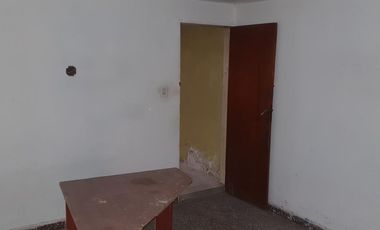 VENTA - Casa con 3 Habitaciones y Pileta en un Lote de 300m2 en el Barrio Santa Genoveva