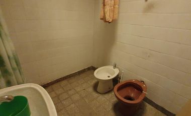 VENTA - Casa con 3 Habitaciones y Pileta en un Lote de 300m2 en el Barrio Santa Genoveva