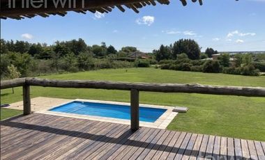 Casa 5 ambientes con pileta y jardín - Zarate - ALQUILER
