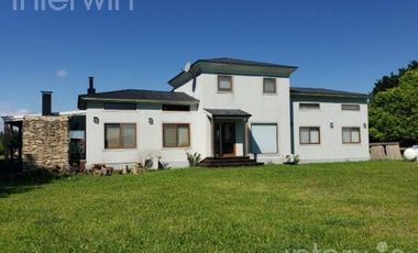 Casa 5 ambientes con pileta y jardín - Zarate - ALQUILER