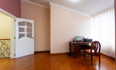 Valle de Los Chillos, Casa en Venta, 302m2, 4 Habitaciones