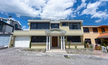 Valle de Los Chillos, Casa en Venta, 302m2, 4 Habitaciones