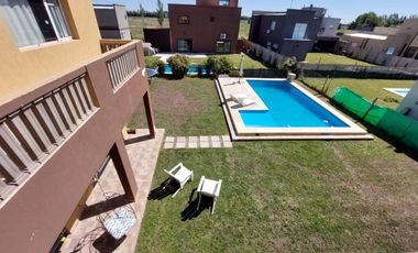 Casa en venta - 4 dormitorios 4 baños - 5 cochera - 600 mts2  - Guernica