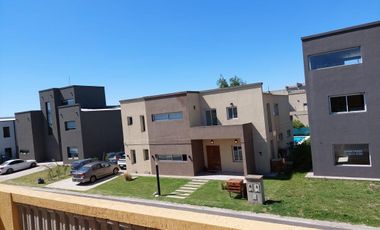 Casa en venta - 4 dormitorios 4 baños - 5 cochera - 600 mts2  - Guernica