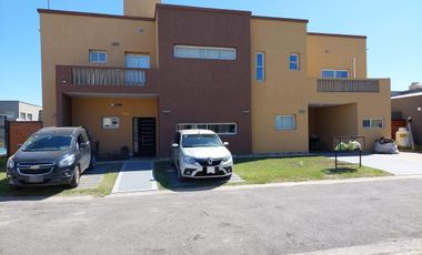 Casa en venta - 4 dormitorios 4 baños - 5 cochera - 600 mts2  - Guernica