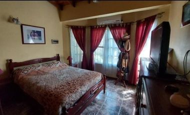 Casa en venta - 3 dormitorios 2 baños - patio - 230 mts2 - Moron