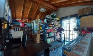 Casa en venta - 3 dormitorios 2 baños - patio - 230 mts2 - Moron