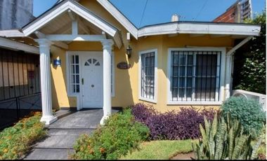 Casa en venta - 3 dormitorios 2 baños - patio - 230 mts2 - Moron