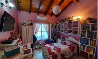 Casa en venta - 3 dormitorios 2 baños - patio - 230 mts2 - Moron