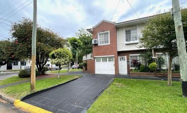 Duplex en esquina en  Venta Quilmes