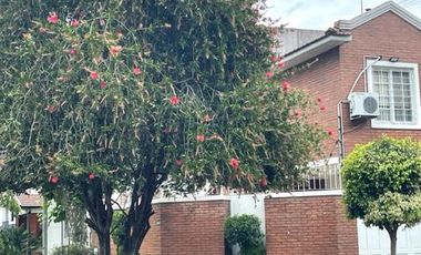 Duplex en esquina en  Venta Quilmes