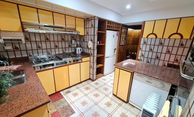 CASA 5 AMB, CON QUINCHO/PATIO Y GARAGE - RAMOS MEJIA