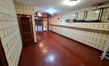 CASA 5 AMB, CON QUINCHO/PATIO Y GARAGE - RAMOS MEJIA