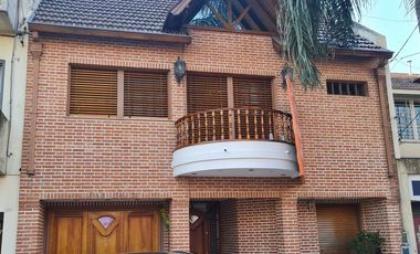 CASA 5 AMB, CON QUINCHO/PATIO Y GARAGE - RAMOS MEJIA