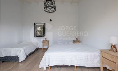 Imponente casa finalizada 2022 , de 5 habitaciones en suite, con pileta climatizada y jacuzzi.