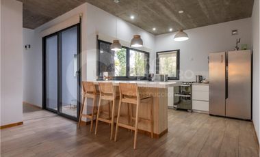 Imponente casa finalizada 2022 , de 5 habitaciones en suite, con pileta climatizada y jacuzzi.