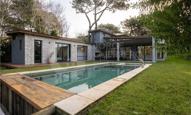 Imponente casa finalizada 2022 , de 5 habitaciones en suite, con pileta climatizada y jacuzzi.