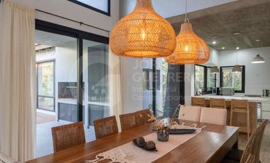 Imponente casa finalizada 2022 , de 5 habitaciones en suite, con pileta climatizada y jacuzzi.