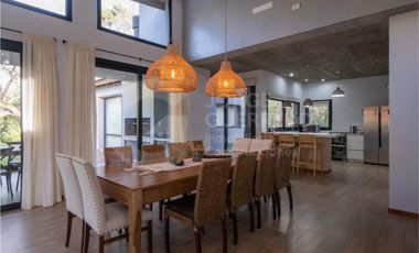 Imponente casa finalizada 2022 , de 5 habitaciones en suite, con pileta climatizada y jacuzzi.