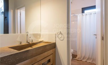 Imponente casa finalizada 2022 , de 5 habitaciones en suite, con pileta climatizada y jacuzzi.