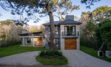 Imponente casa finalizada 2022 , de 5 habitaciones en suite, con pileta climatizada y jacuzzi.
