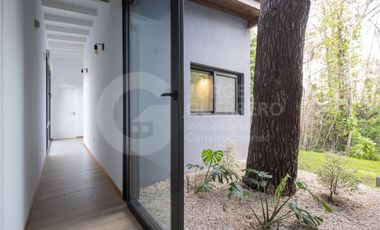 Imponente casa finalizada 2022 , de 5 habitaciones en suite, con pileta climatizada y jacuzzi.