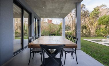 Imponente casa finalizada 2022 , de 5 habitaciones en suite, con pileta climatizada y jacuzzi.
