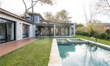 Imponente casa finalizada 2022 , de 5 habitaciones en suite, con pileta climatizada y jacuzzi.