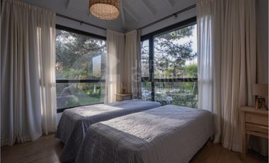 Imponente casa finalizada 2022 , de 5 habitaciones en suite, con pileta climatizada y jacuzzi.