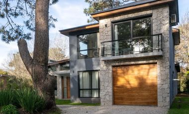 Imponente casa finalizada 2022 , de 5 habitaciones en suite, con pileta climatizada y jacuzzi.