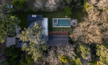 Imponente casa finalizada 2022 , de 5 habitaciones en suite, con pileta climatizada y jacuzzi.
