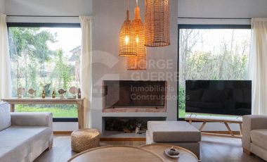 Imponente casa finalizada 2022 , de 5 habitaciones en suite, con pileta climatizada y jacuzzi.