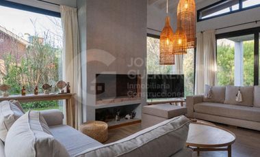 Imponente casa finalizada 2022 , de 5 habitaciones en suite, con pileta climatizada y jacuzzi.