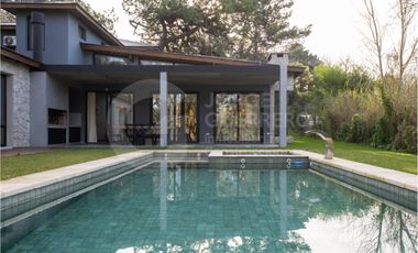 Imponente casa finalizada 2022 , de 5 habitaciones en suite, con pileta climatizada y jacuzzi.