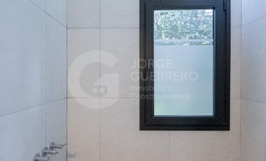Imponente casa finalizada 2022 , de 5 habitaciones en suite, con pileta climatizada y jacuzzi.