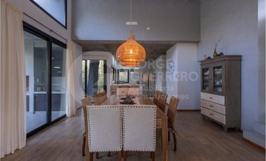 Imponente casa finalizada 2022 , de 5 habitaciones en suite, con pileta climatizada y jacuzzi.