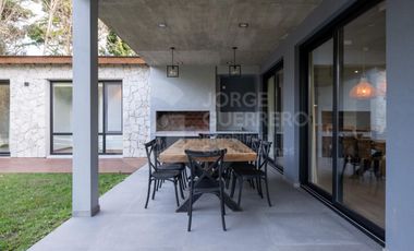 Imponente casa finalizada 2022 , de 5 habitaciones en suite, con pileta climatizada y jacuzzi.