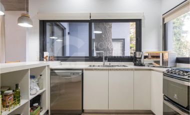 Imponente casa finalizada 2022 , de 5 habitaciones en suite, con pileta climatizada y jacuzzi.