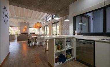 Imponente casa finalizada 2022 , de 5 habitaciones en suite, con pileta climatizada y jacuzzi.