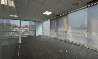Oficina en alquiler a metros de Unicenter