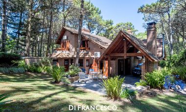 Casa de  5 ambientes en Venta en Pinamar - Fragata La Victoria 3852 - Retasada