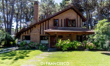 Casa de  5 ambientes en Venta en Pinamar - Fragata La Victoria 3852 - Retasada
