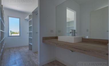 Venta de casa 4 ambientes (con RENTA) en Canton Islas PG