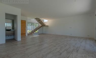 Venta de casa 4 ambientes (con RENTA) en Canton Islas PG