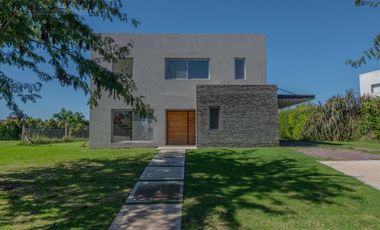 Venta de casa 4 ambientes (con RENTA) en Canton Islas PG