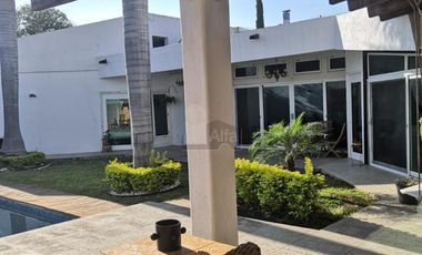 Casa de una planta con alberca propia