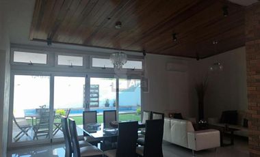Casa de una planta con alberca propia