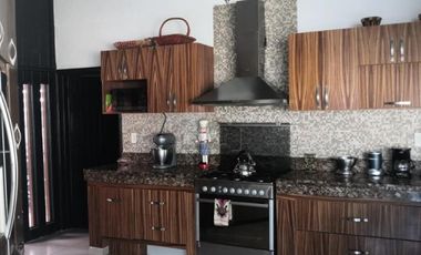 Casa de una planta con alberca propia