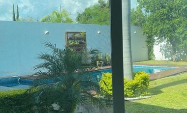 Casa de una planta con alberca propia