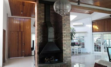 Casa de una planta con alberca propia